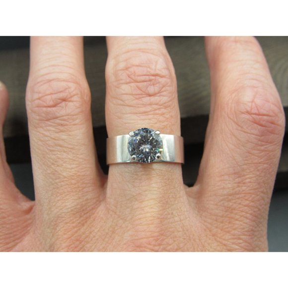 Size 8.75 Sterling Silver Clear Cubic Zirconia Brilliant Gem Band Ring - Picture 1 of 8